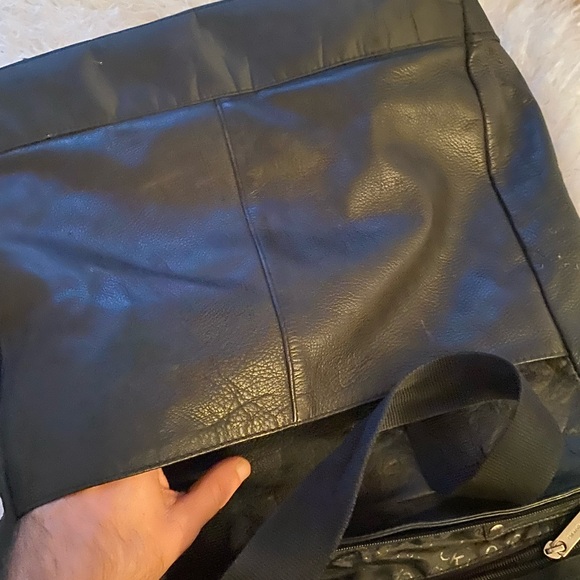 VGC 8/10 Calvin Klein leather men’s side messenger bag !! - Picture 3 of 6